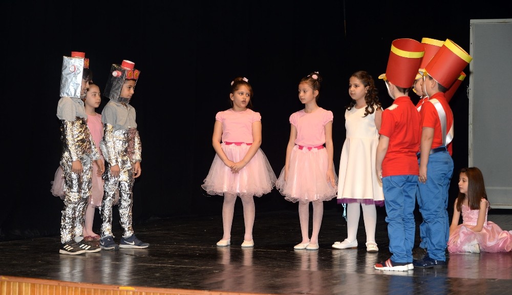 Minik Tiyatrocular Hünerlerini Sergiledi
