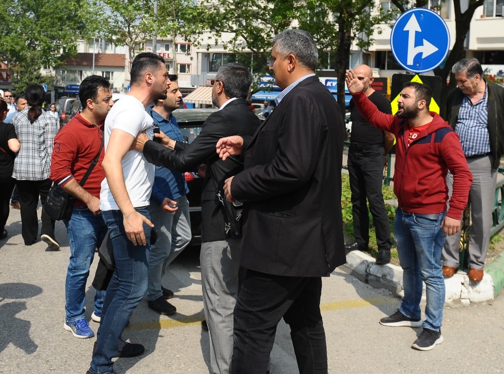 Öğretmenler Silahla Yaralanan Meslektaşları İçin Yürüdü