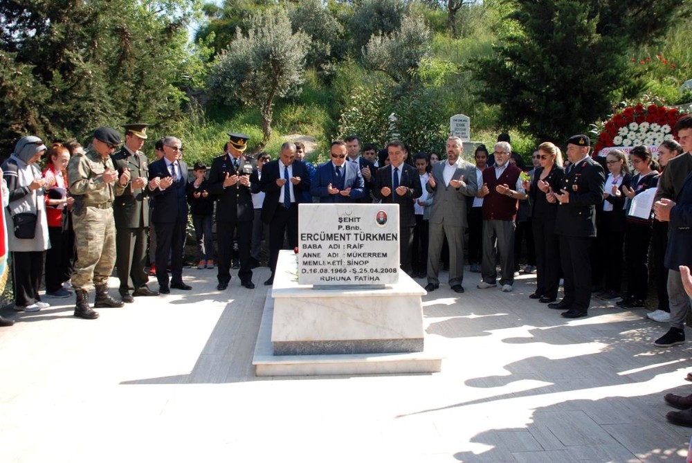 Şehit Binbaşıyı Öğrenciler Kabri Başında Andı