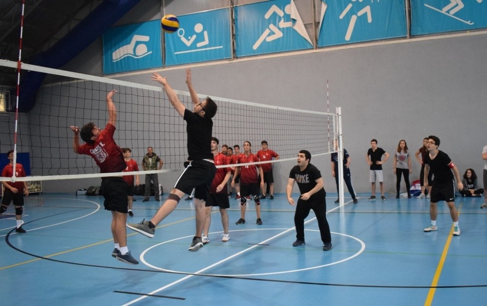 Spor Şenliklerde Cimnastik Ve Voleybol Heyecanı