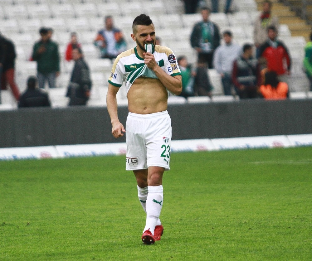 Timsah Tehlike Çemberinin İçine Girdi