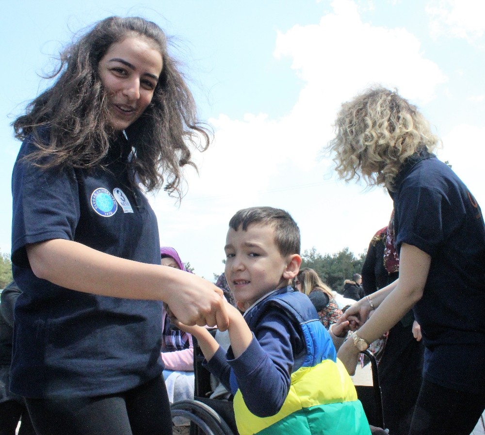Üniversiteliler Engelli Çocukları Ata Bindirdi