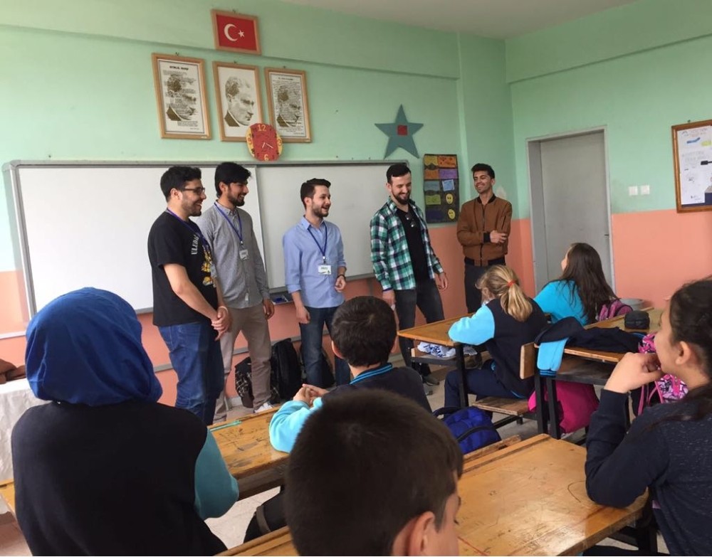 Üniversitelilerden Miniklere İngilizce Dersi