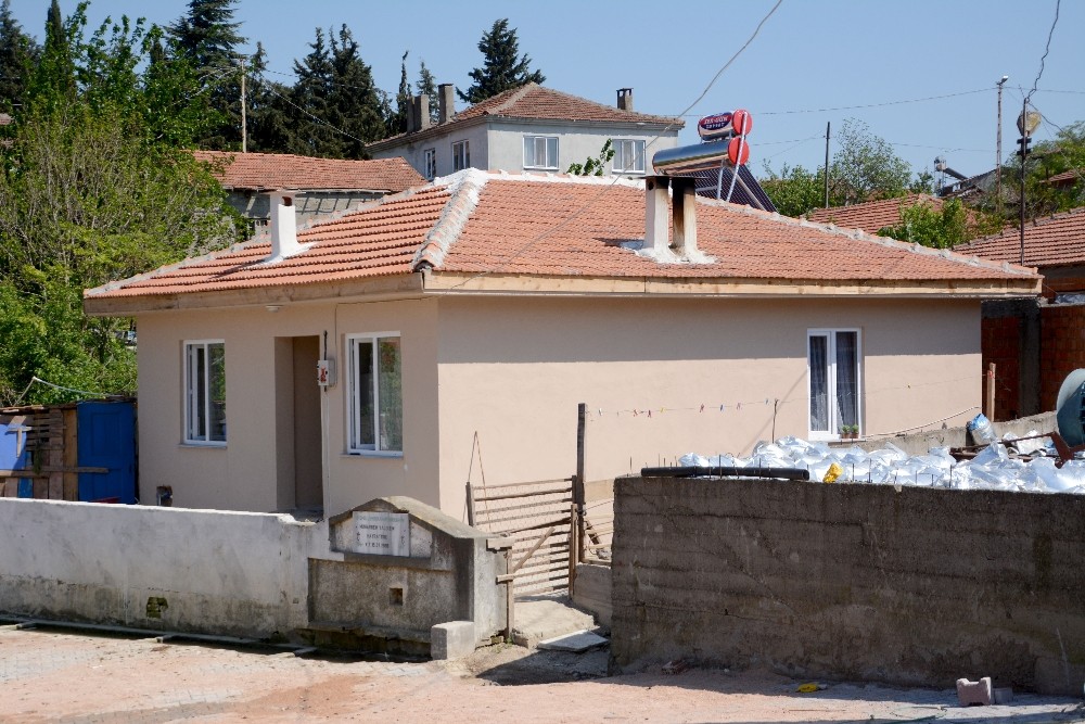 Yıkılmak Üzere Olan Evde Oturan Aileyi Belediye Kurtardı