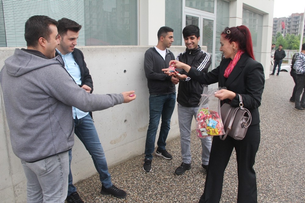 Boşanma Davasını Davul Ve Dümbelek İle Kutladı