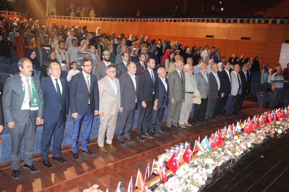 ‘Bursa Dünyaya İlahiyatçı Yetiştiriyor Programında Yabancı Öğrencilerden Gösteri