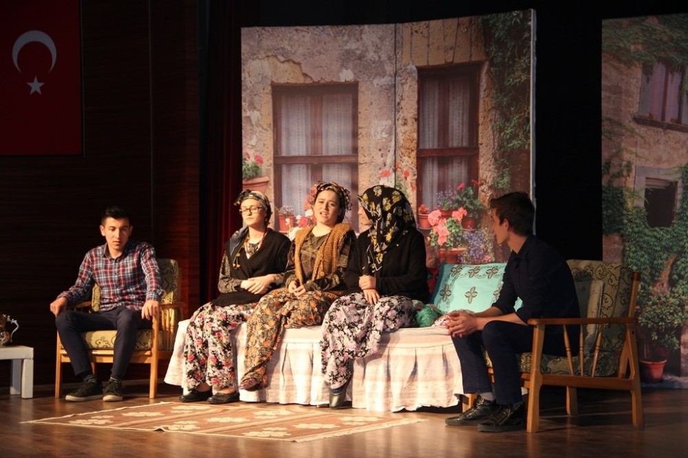 Genç Tiyatrocular Yarışıyor