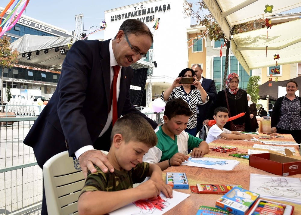Mustafakemalpaşada Çocuk Şenliği