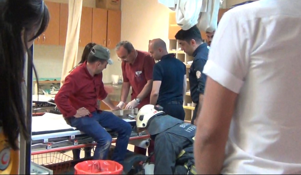 Parmağını Sıkıştırdığı Merdivenle Acile Geldi