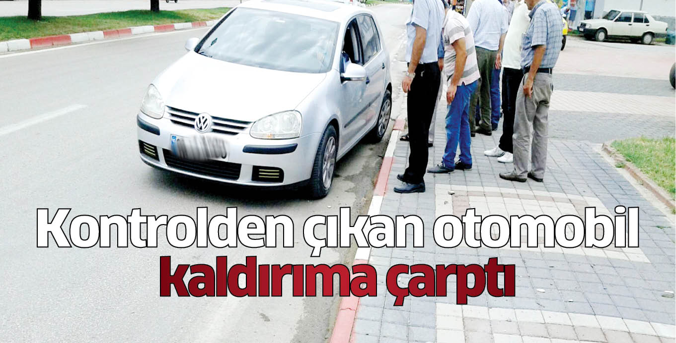 Kontrolden çıkan otomobil kaldırıma çarptı