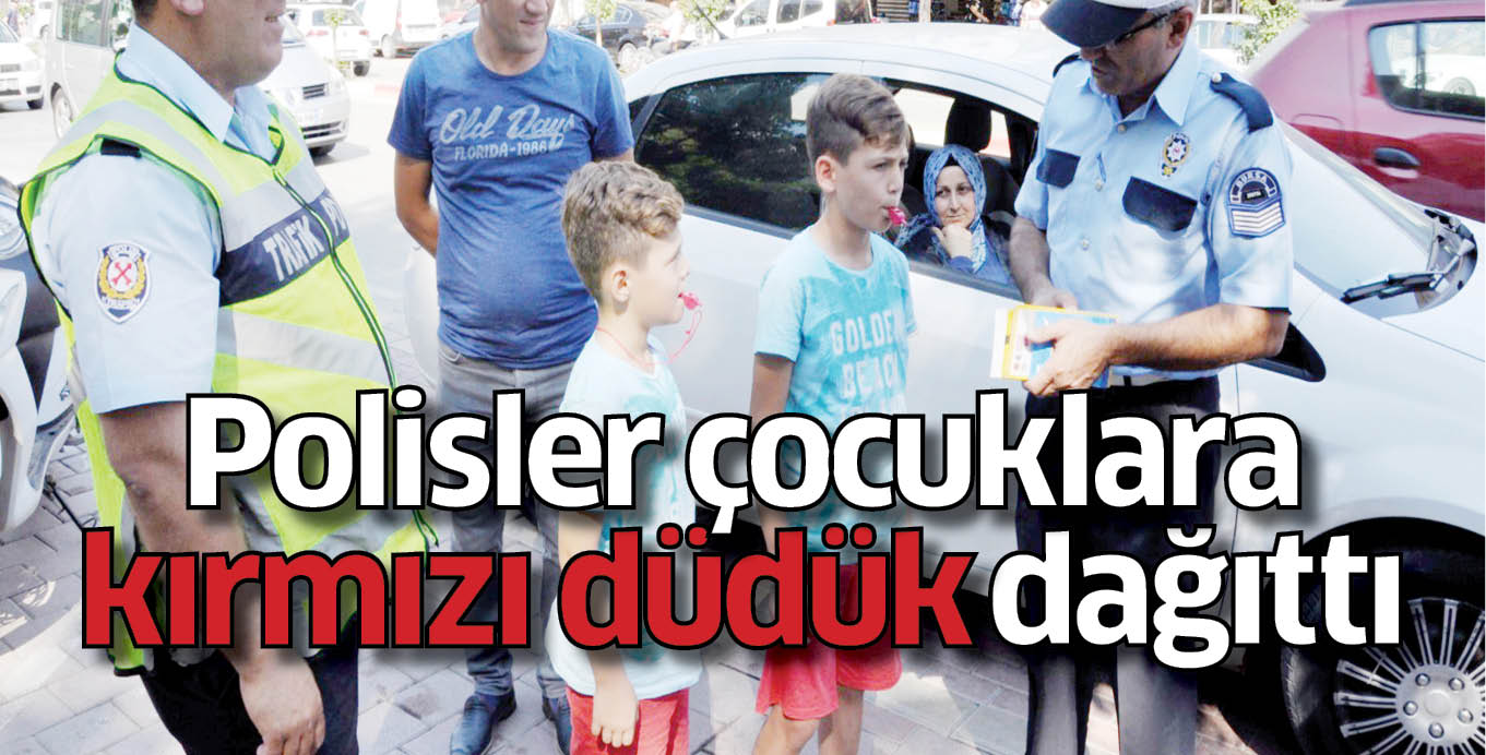 Polisler çocuklara kırmızı düdük dağıttı