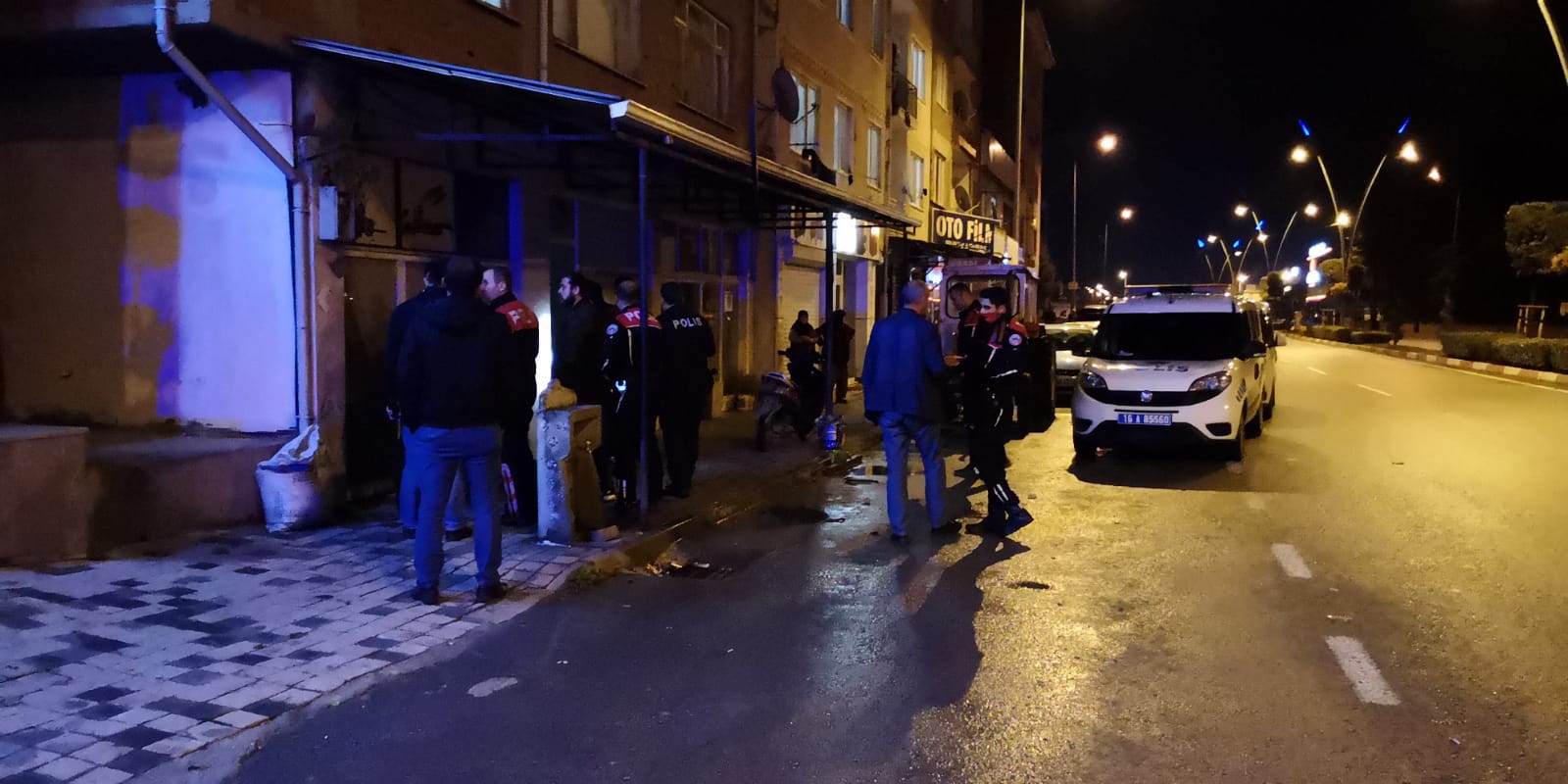 İş yerinde  bıçaklı kavga ; 2 yaralı