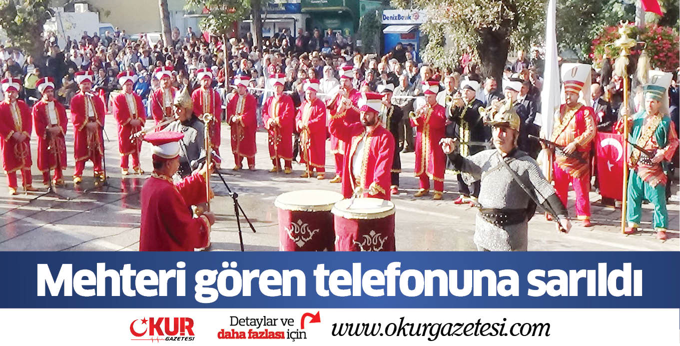 Mehteri gören telefonuna sarıldı