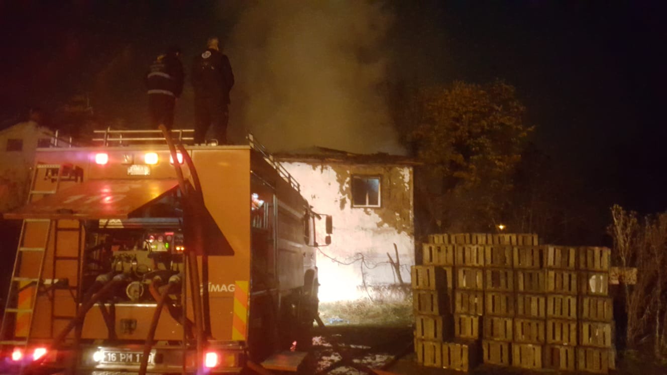 2 katlı ahşap ev kullanılamaz hale geldi