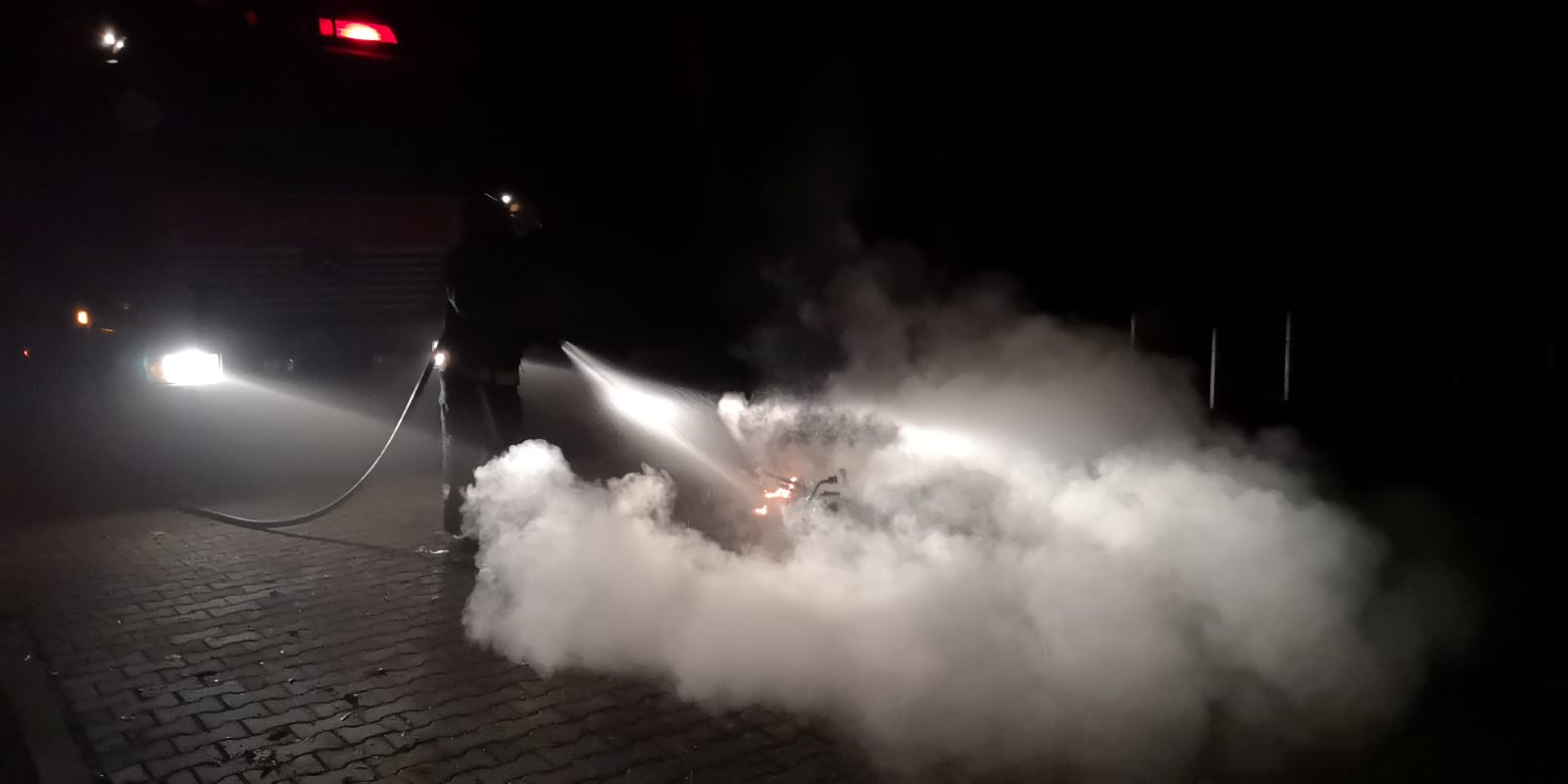 Mezarlıkta elektrikli bisikleti yaktılar