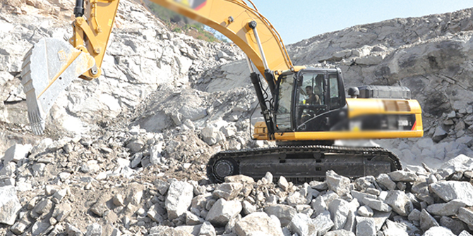 Üzerine kaya devrilen işçi ağır yaralandı