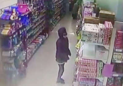 Kadın hırsızlar, market çalışanlarının çantalarını çaldılar