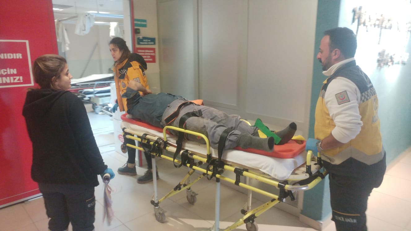 Yürürken yere düşen yaşlı adam ağır yaralandı