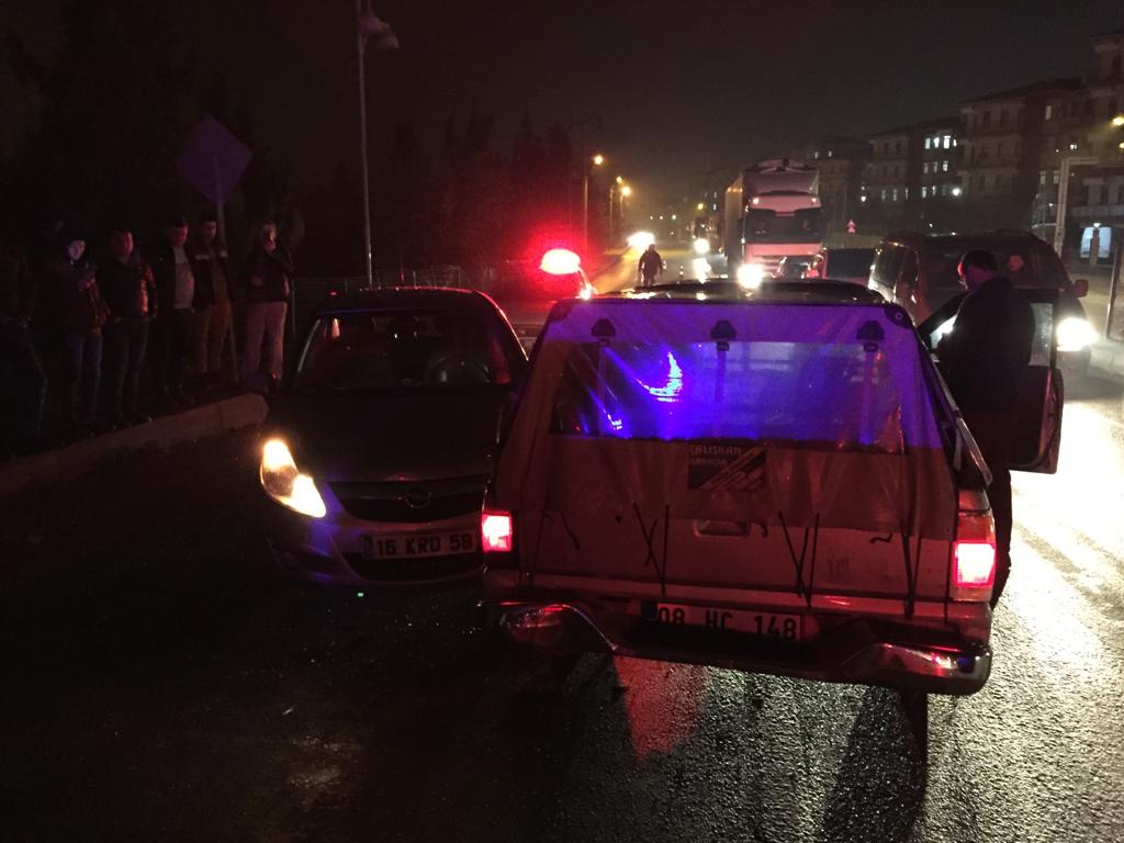 3 aracın çarpışması sonucu 5 kişi yaralandı