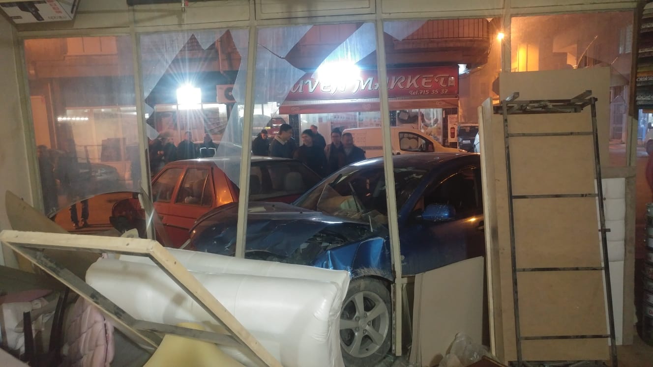 Otomobil iş yerine daldı; 2 yaralı