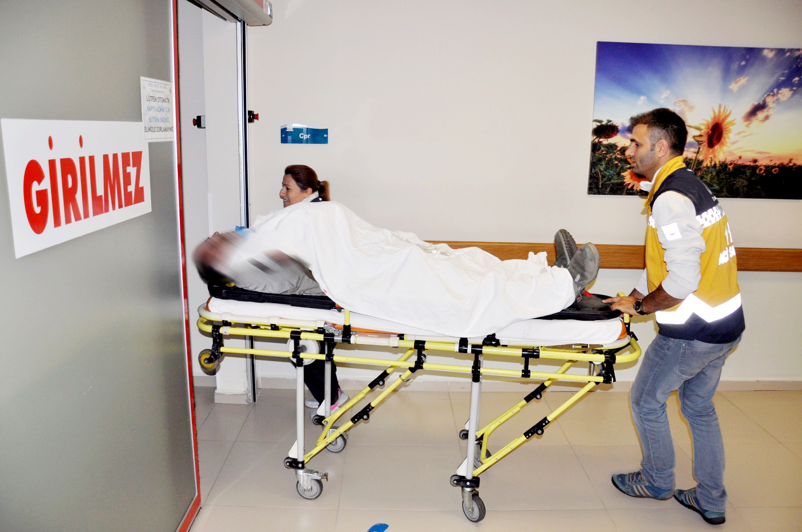 Demir parçası ağır yaraladı