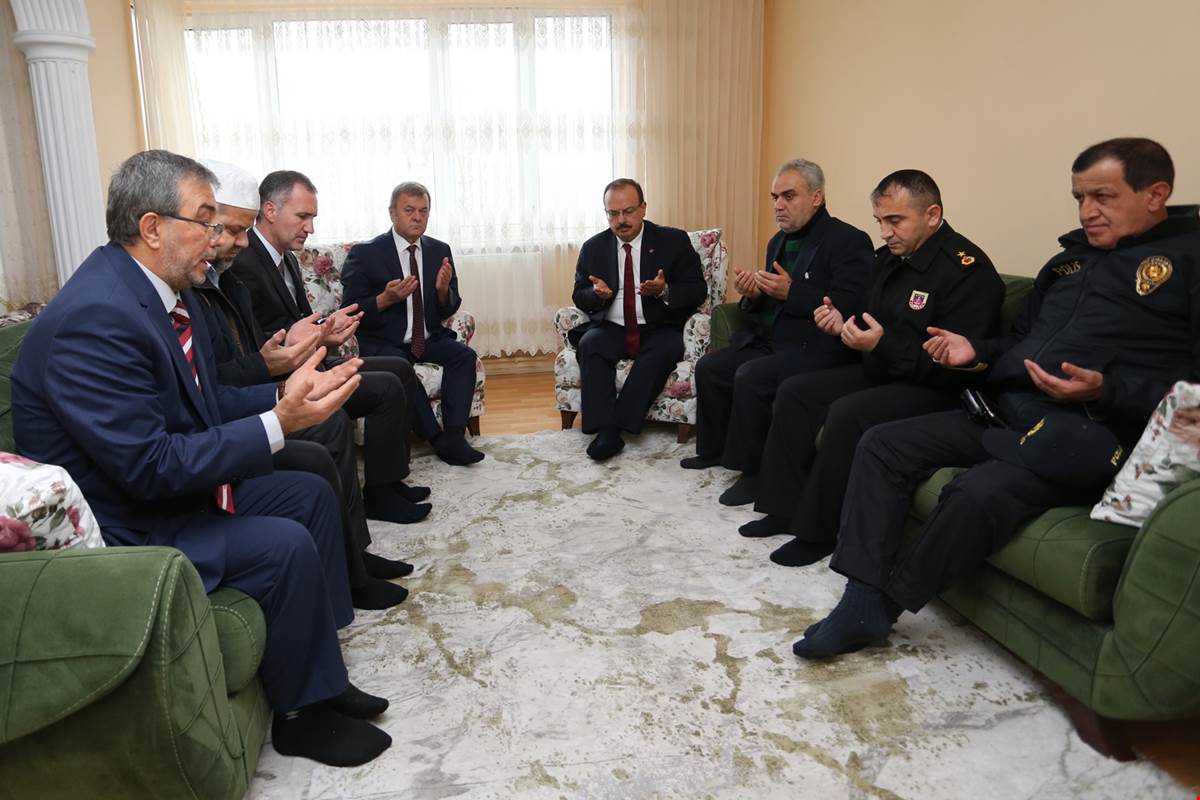Bursa Valisi Yakup Canbolat Şehit ailelerini ziyaret etti