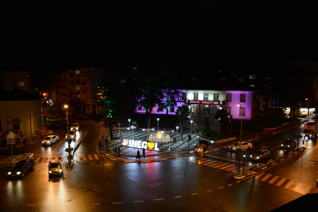 İnegöl Belediye meydanı yeni yüzüyle hizmete girdi