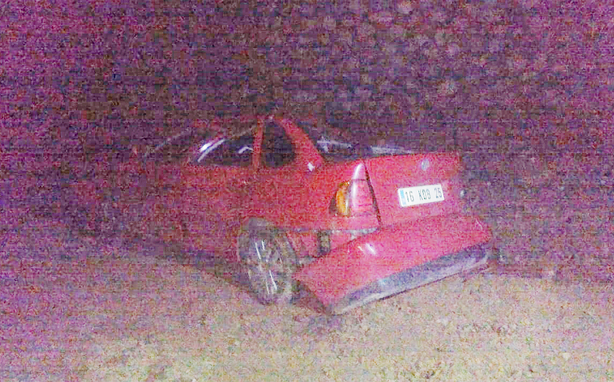 Uçurumdan uçan otomobilde 2 kişi yaralandı