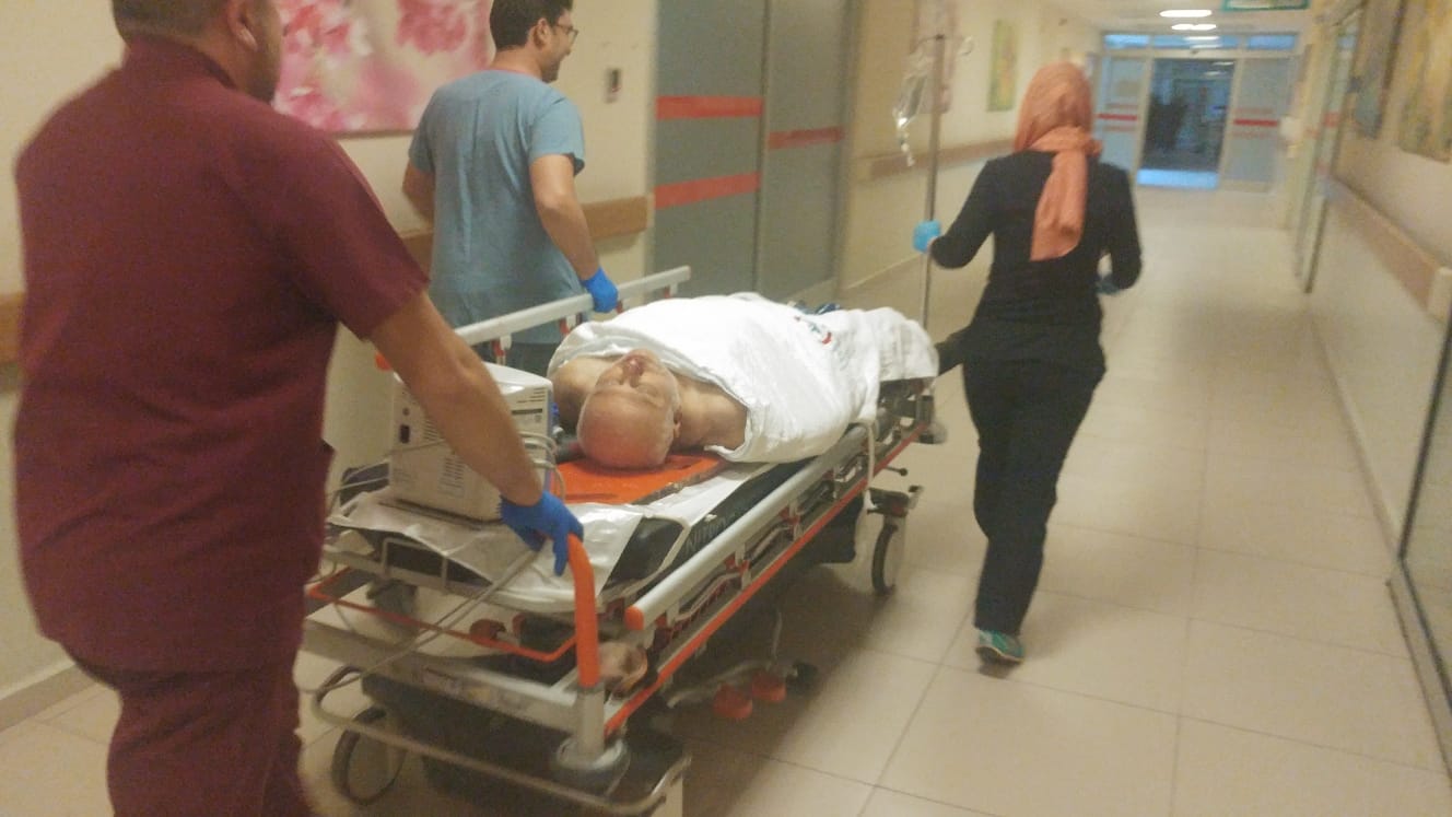 Tomrukların altında kalan bir kişi ağır yaralandı