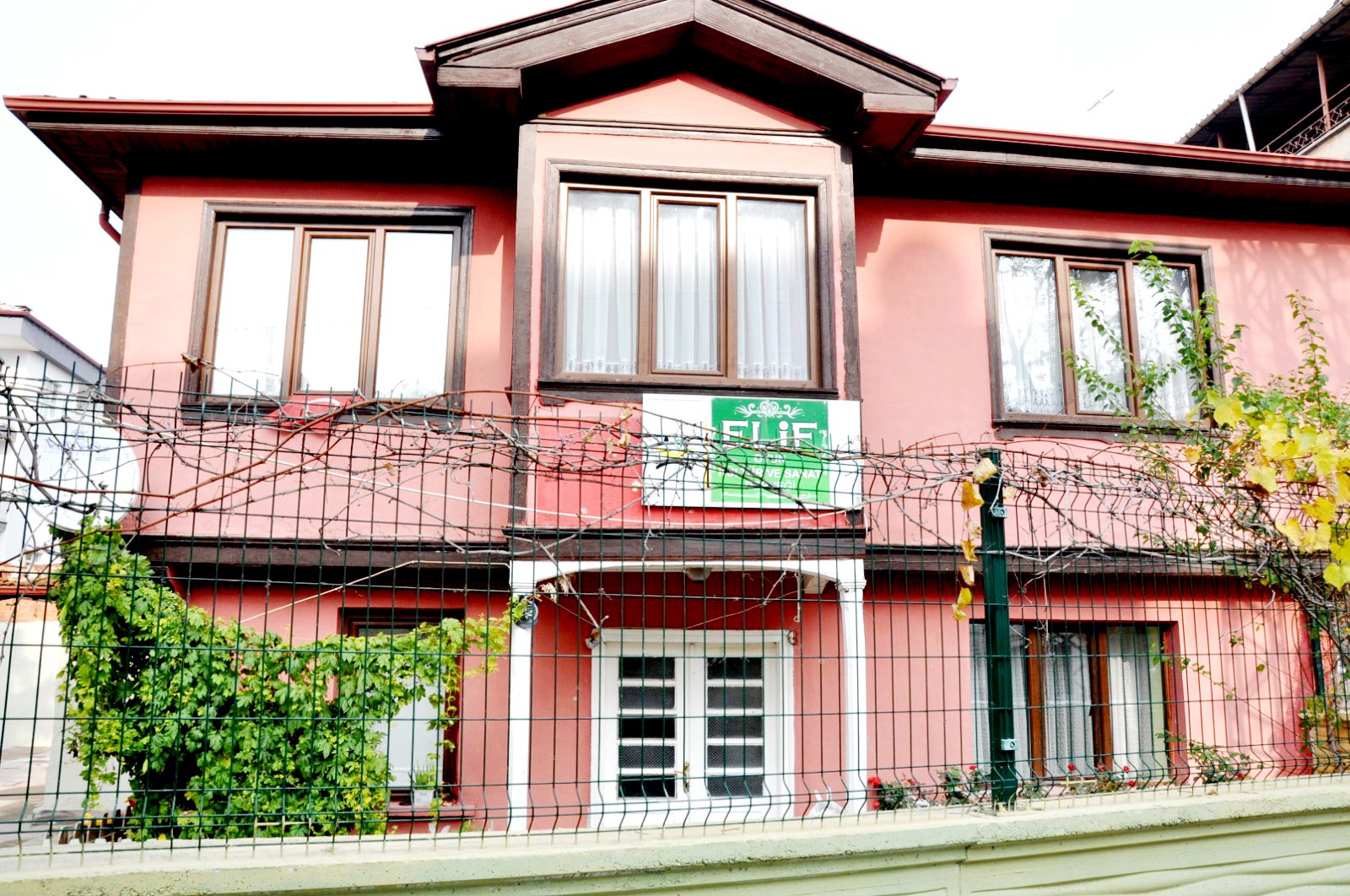 Kaçak kreşin tabelası indirildi