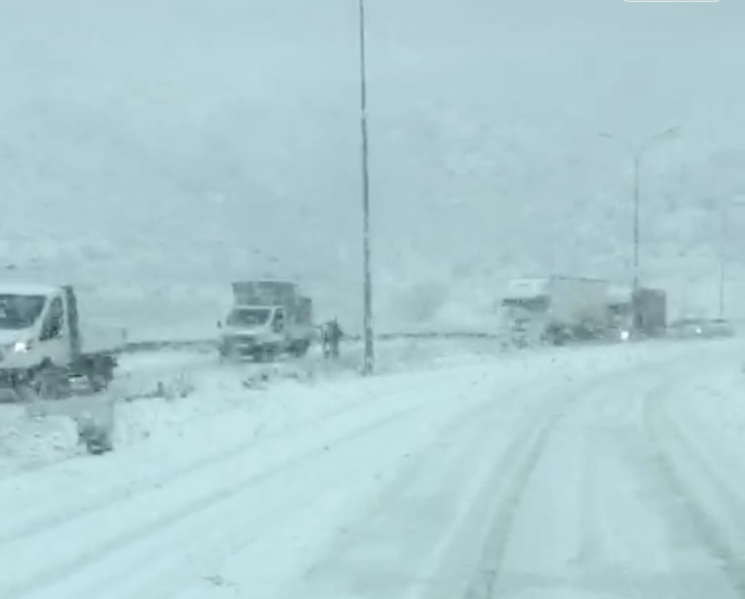 Yol Kapandı Sürücüler Zor Anlar Yaşadı