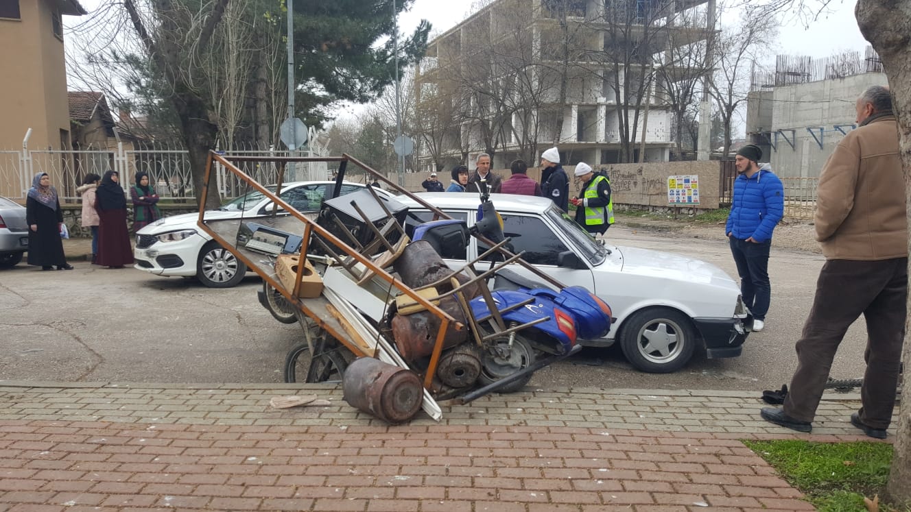 Araçlar kaza yaptı olan hurdacıya oldu