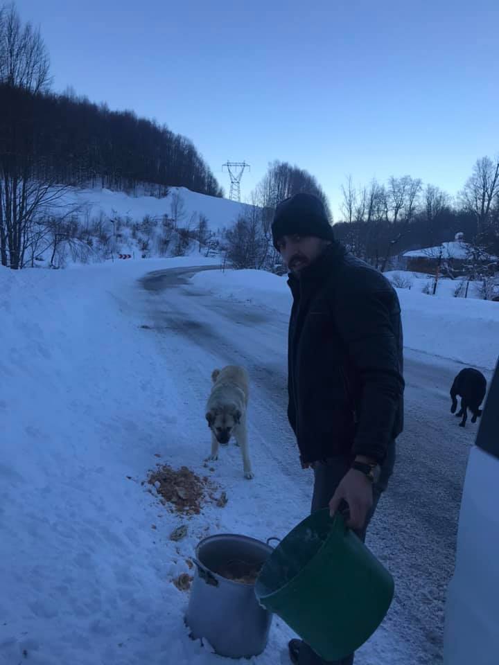 İnegöllü hayvansever doğaya yiyecek bıraktı