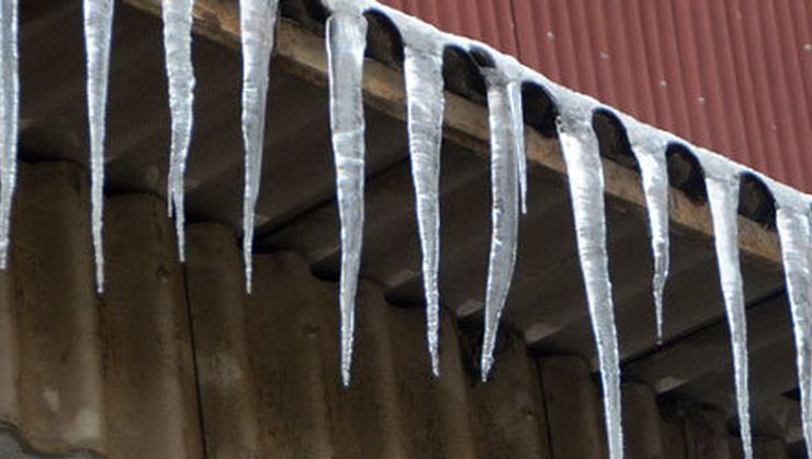 Buz sarkıtları tehlike saçıyor