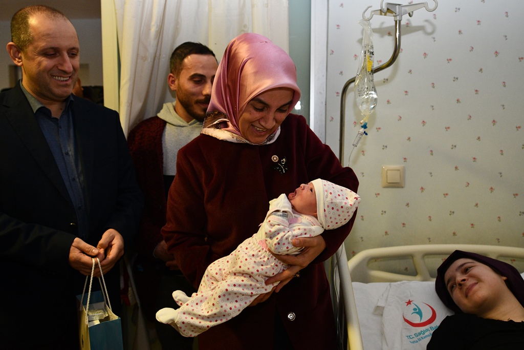 İNEGÖL’DE YENİ YILIN İLK BEBEĞİ 00.02’DE DÜNYAYA GELDİ