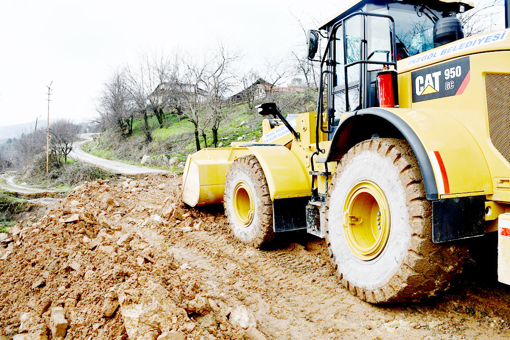 YAĞMURDAN ÇÖKEN YOL ONARILIYOR
