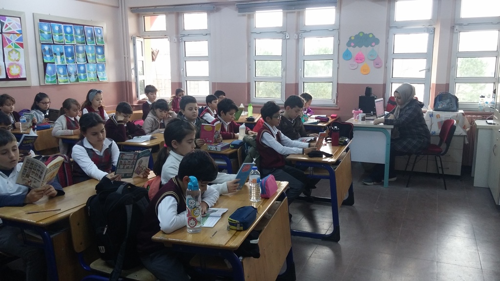 Vehi Koç’ta klasik müzik eşliğinde kitap okuma