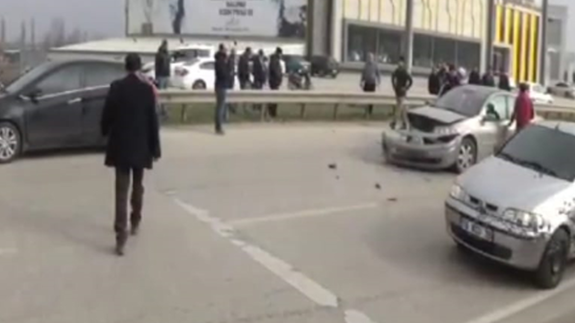 Otomobiller çarpıştı; 2 kişi yaralandı