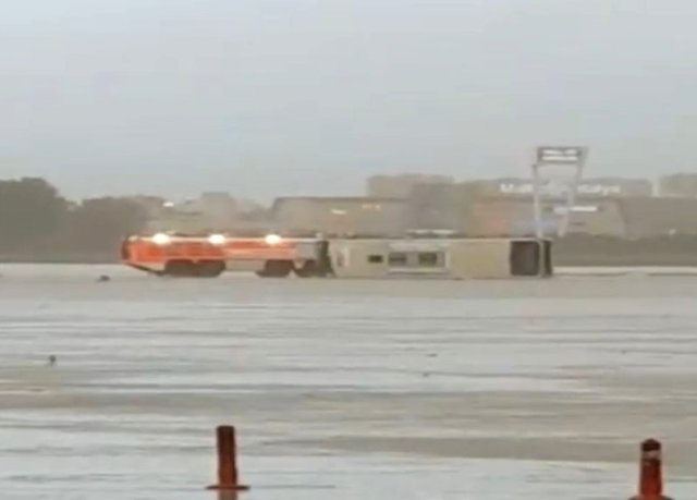 Son Dakika! Antalya Havalimanında Fırtına Nedeniyle Otobüs Devrildi: 12 Yaralı Var