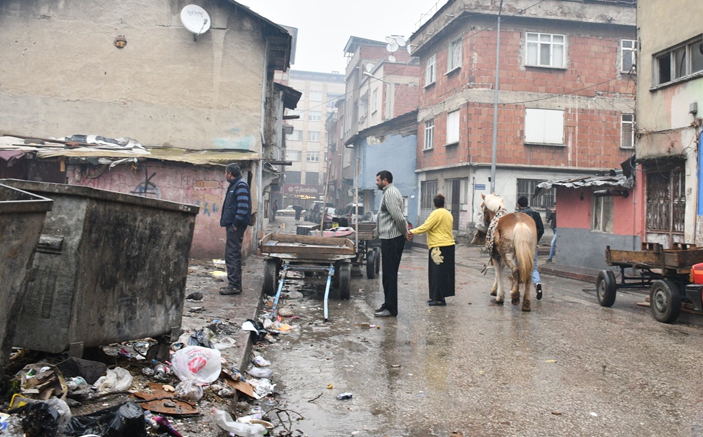 Belediyeden Refah Sokakta temizlik operasyonu