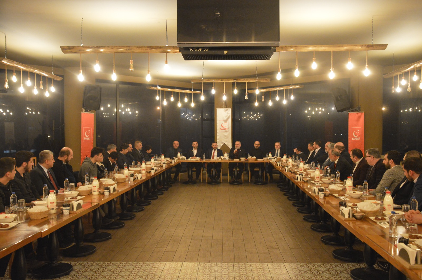 EROĞLU, MECLİS ÜYESİ ADAYLARIYLA AKŞAM YEMEĞİNDE BULUŞTU