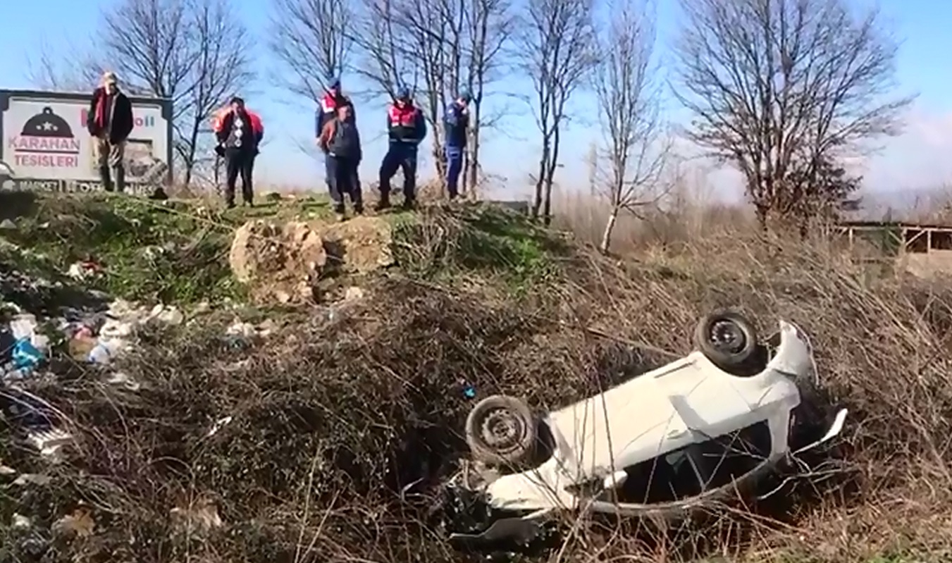 Yol kenarına uçan otomobilde can pazarı
