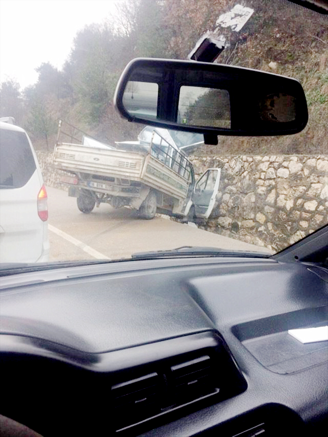 Kontrolden çıkan kamyonet kaza yaptı