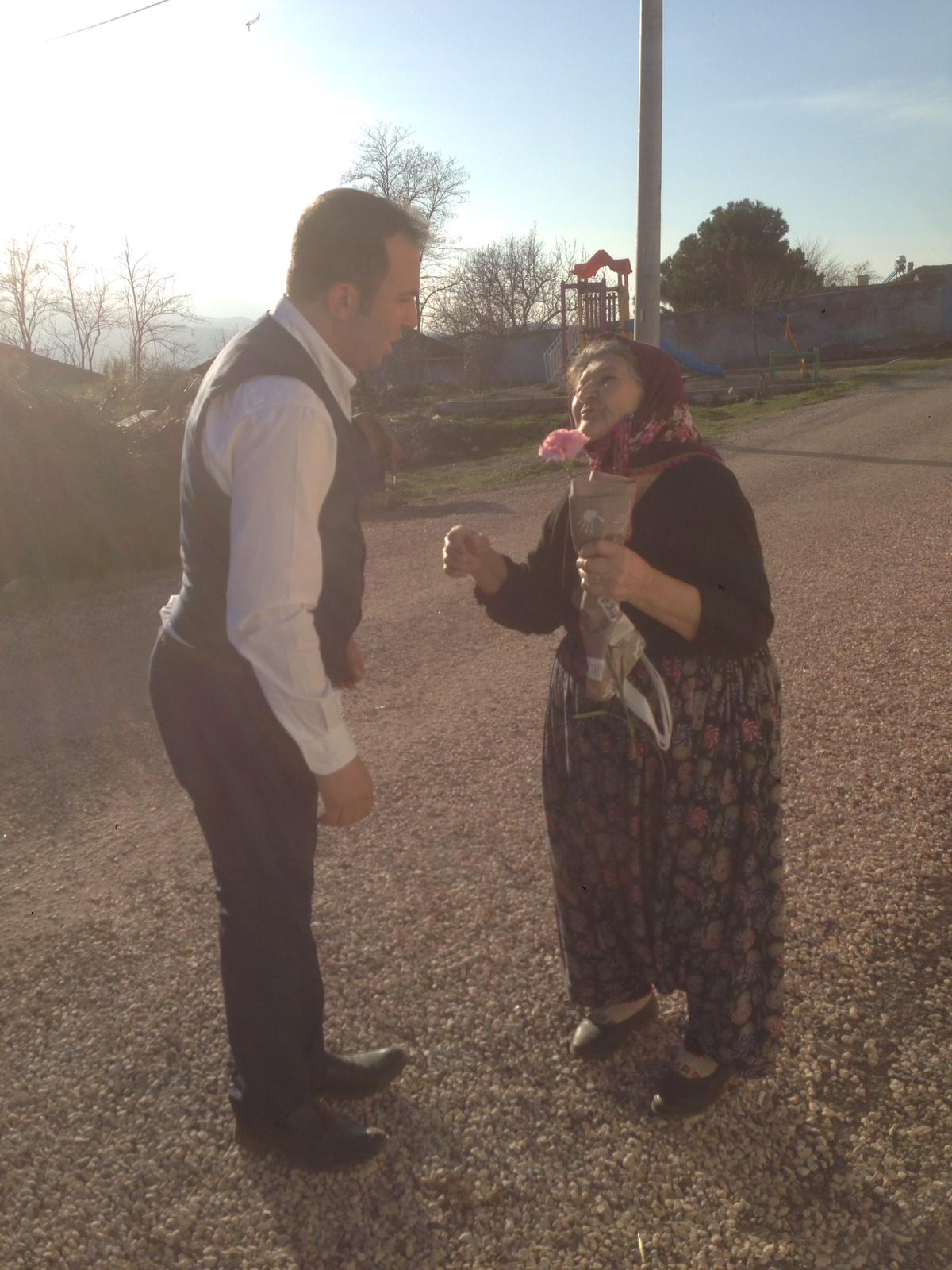 Şehitler Köyü gençleri kadınlara çiçek dağıttı