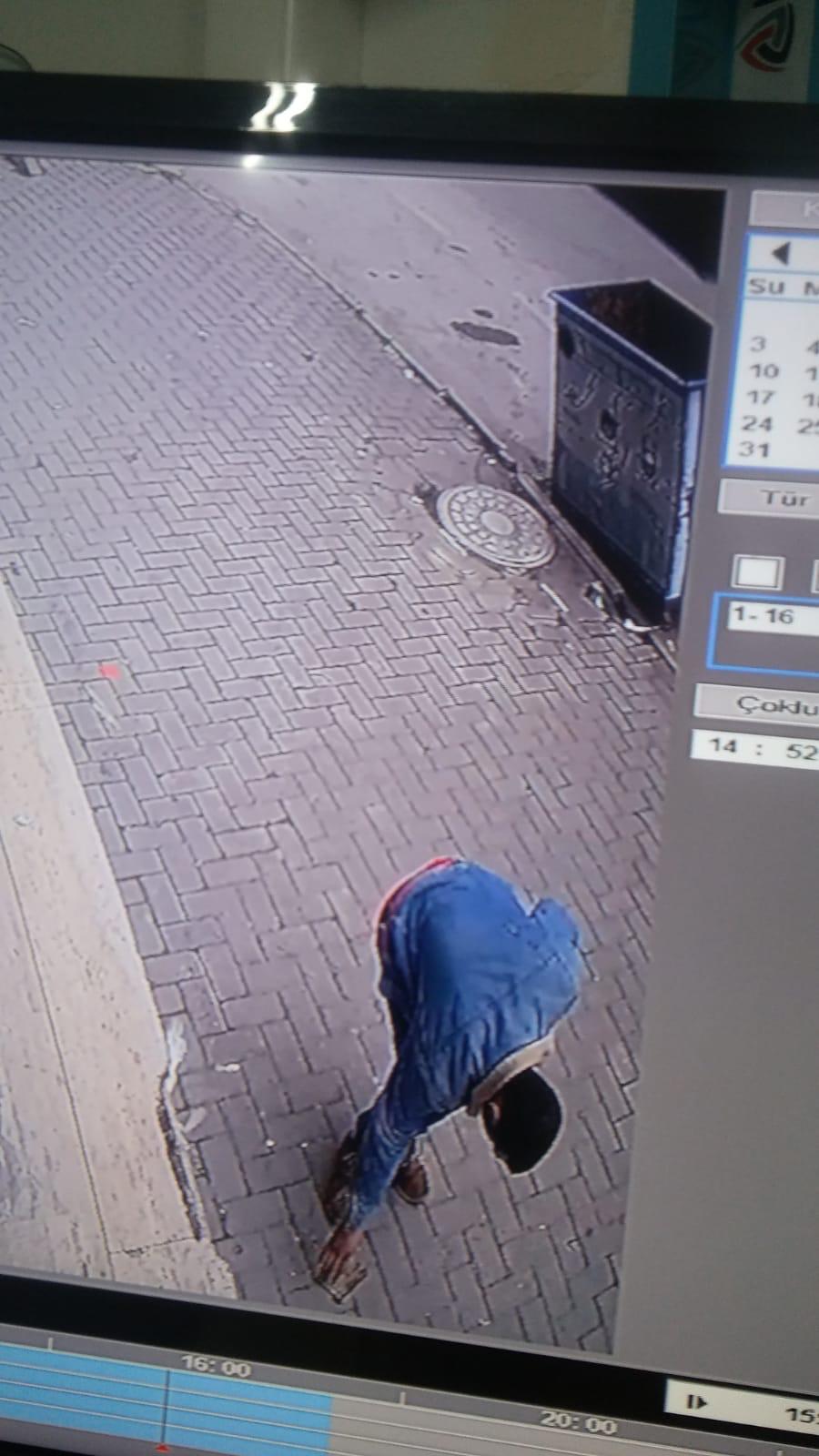 Cüzdanını düşüren yaşlı kadının cüzdanını bulan genç aranıyor