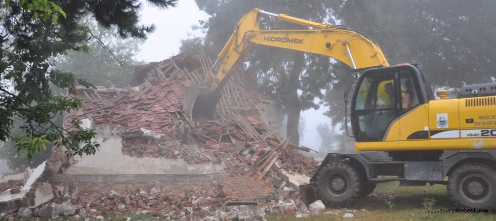 ESKİ OKUL BİNASI VE LOJMANIN YIKIMI YAPILDI