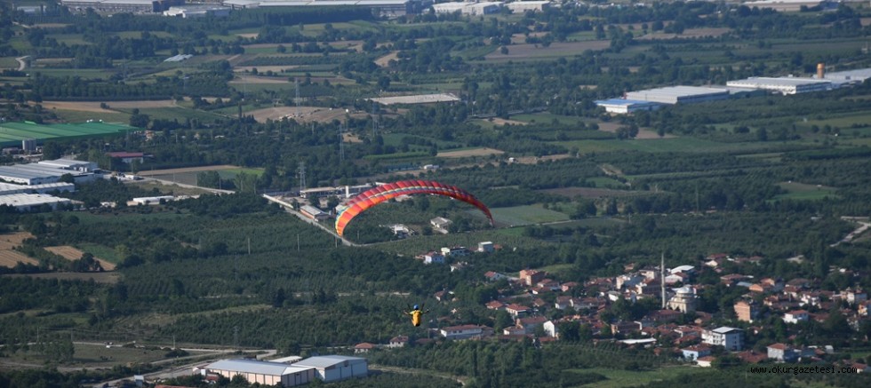 YAMAÇ PARAŞÜTLERİ İNEGÖL SEMALARINI SÜSLÜYOR