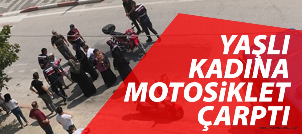 YAŞLI KADINA MOTOSiKLET ÇARPTI