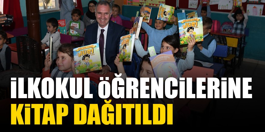 iLKOKUL öĞRENCiLERiNE KiTAP DAĞITILDI