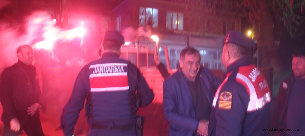 İSAÖRENLİ GENÇLER ASILSIZ İHBARLA MAHALLEYE GELEN JANDARMAYI TÜRK BAYRAKLARI İLE KARŞILADI